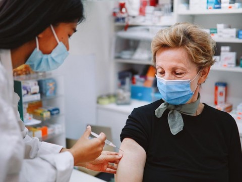 Italia quiere avanzar inmunizaci&oacute;n inyectando vacunas en farmacias