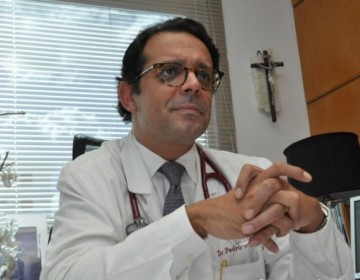 Cardi&oacute;logo Pedro Ure&ntilde;a advierte con medidas tibias no se van a tener buenos resultados para frenar avance COVID-19