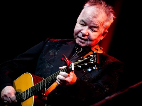 Muere por COVID-19  el artista John Prine la figura m&aacute;s influyente del folk y del country