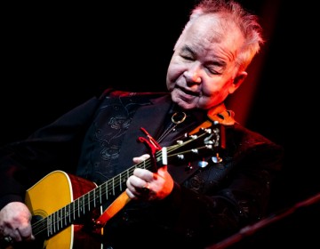 Muere por COVID-19  el artista John Prine la figura m&aacute;s influyente del folk y del country