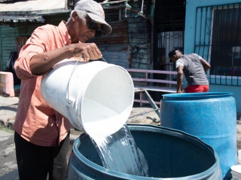 Residentes en la Capital y SDE adoptan medidas con el agua ante sequ&iacute;a