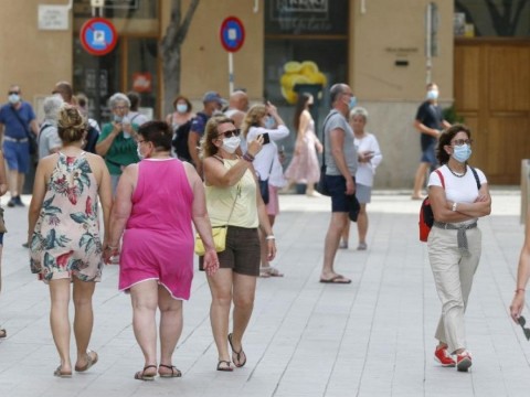 Espa&ntilde;a eliminar&aacute; la obligaci&oacute;n de usar mascarilla al aire libre