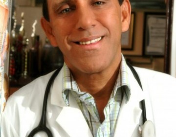 Sacan de cuidados intensivos al Dr. Cruz Jimini&aacute;n tras progresiva mejor&iacute;a 