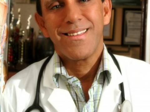 Sacan de cuidados intensivos al Dr. Cruz Jimini&aacute;n tras progresiva mejor&iacute;a 