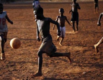 Rayo mata a nueve ni&ntilde;os mientras jugaban f&uacute;tbol en Uganda