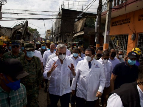 Presidente Abinader visita zonas afectadas por explosi&oacute;n en San Crist&oacute;bal y asegura a familias apoyo del Gobierno