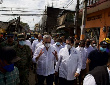 Presidente Abinader visita zonas afectadas por explosi&oacute;n en San Crist&oacute;bal y asegura a familias apoyo del Gobierno