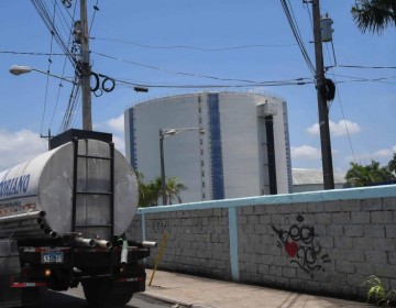 Camiones cisterna no dan abasto para suplir de agua al Gran Santo Domingo