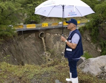 Un enorme socav&oacute;n en la carretera entre lomas de San Jos&eacute; de Ocoa amenaza con incomunicar la provincia