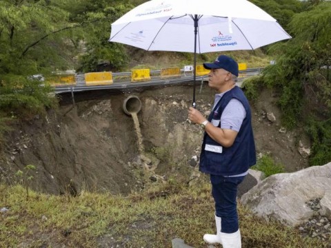 Un enorme socav&oacute;n en la carretera entre lomas de San Jos&eacute; de Ocoa amenaza con incomunicar la provincia
