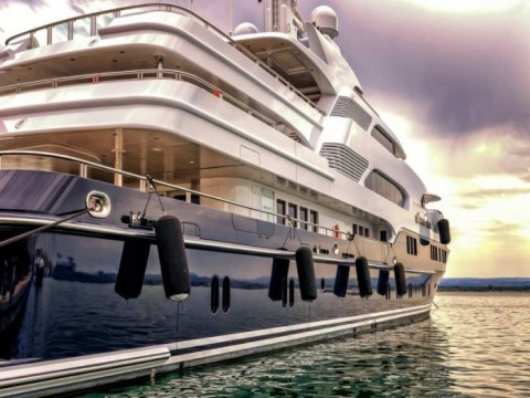 Grecia: Rescatan 18 pasajeros de yate hundido en aguas de la isla Milos