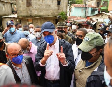 Abinader visita zonas afectadas por tormenta tropical y sobrevolar&aacute; este lunes territorio nacional