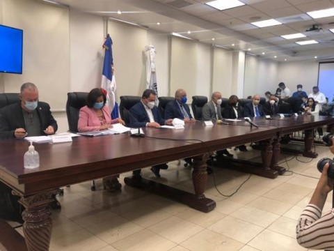 Educaci&oacute;n anuncia prepara plan para clases semipresencial o presencial