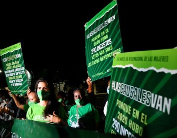 Manifestantes a favor de las tres causales mantedr&aacute;n su lucha frente al congreso
