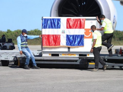 Banreservas dona 2 millones de jeringas al Plan Nacional de Vacunaci&oacute;n
