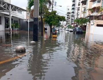 Calles de Santo Domingo est&aacute;n inundadas y llenas de basura