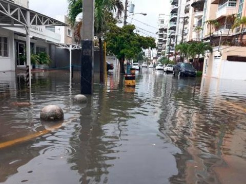 Calles de Santo Domingo est&aacute;n inundadas y llenas de basura