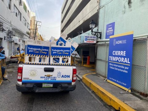 Alcaldia del distrito cierra parqueo de la calle Jos&eacute; Reyes en la Ciudad Colonial