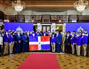 Abinader entrega bandera a delegaci&oacute;n ol&iacute;mpica
