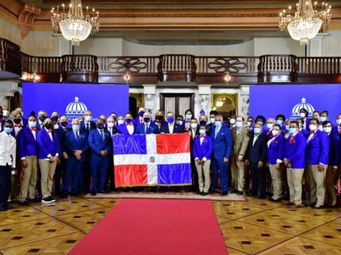Abinader entrega bandera a delegaci&oacute;n ol&iacute;mpica