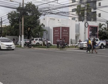 Agentes de la Policia custodian embajada de Cuba en RD