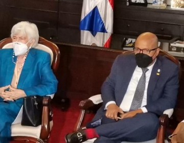Milagros Ortiz Bosch explica porque ministro de Educaci&oacute;n Superior tiene dos sueldos