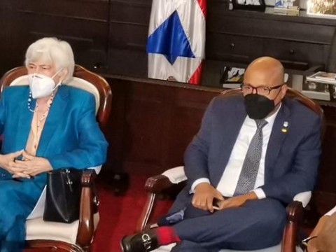 Milagros Ortiz Bosch explica porque ministro de Educaci&oacute;n Superior tiene dos sueldos