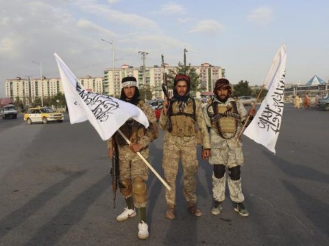Talibanes celebran tras salida de &uacute;ltimos soldados de EEUU