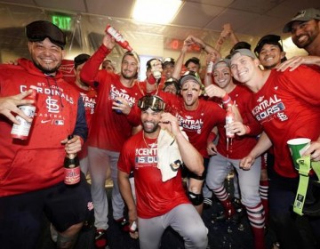 Los Cardenales se coronan en la Central; triunfan en Milwaukee