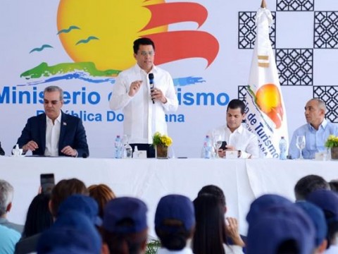 David Collado anuncia aumento salarial para agentes Politur y dice &ldquo;no est&aacute;n improvisando&rdquo;