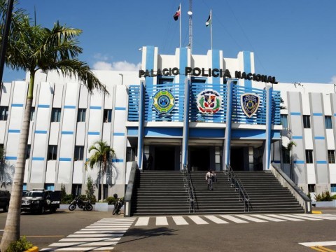 Decretos: Abinader pone en retiro a 978 miembros de la Polic&iacute;a Nacional