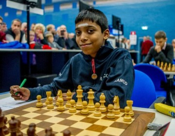 Ajedrecista indio de 16 a&ntilde;os derrota al campe&oacute;n mundial Magnus Carlsen