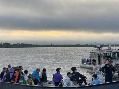 Rescatan a 11 migrantes chinos "abandonados" en un bote en el Caribe paname&ntilde;o
