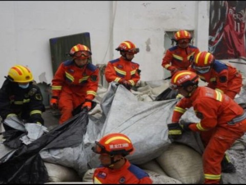Al menos nueve muertos tras el derrumbe del techo de un centro deportivo escolar en China