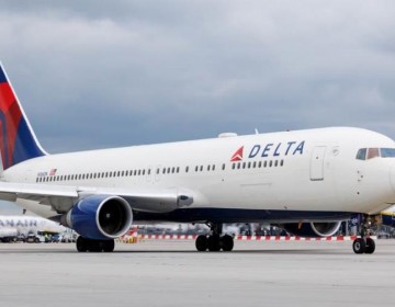 Aterrizaje de emergencia de vuelo de Delta obliga a pasajeros a pasar la noche en base militar