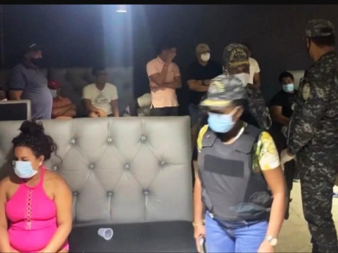 Polic&iacute;a Nacional apresa a 20 personas sorprendidas en una caba&ntilde;a de la Av. Charles de Gaulle 