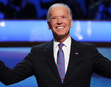 Mujer que acusa a Joe Biden de acoso sexual le pide renunciar a candidatura presidencial