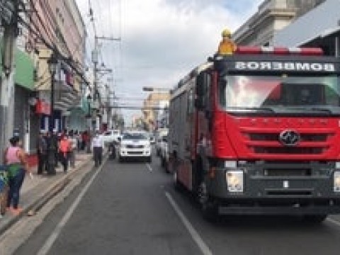 Bomberos de Santiago dispersar&aacute;n a personas aglomeradas con agua a presi&oacute;n para evitar contagios masivos de COVID-19