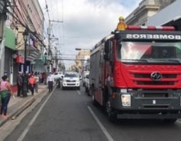 Bomberos de Santiago dispersar&aacute;n a personas aglomeradas con agua a presi&oacute;n para evitar contagios masivos de COVID-19