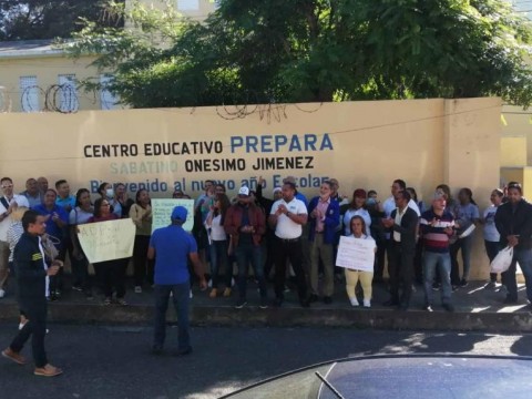 Maestros del programa educativo "Prepara" protestan en Santiago