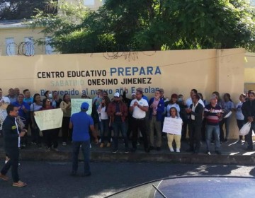 Maestros del programa educativo "Prepara" protestan en Santiago