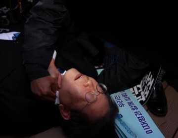 Apu&ntilde;alado en el cuello, l&iacute;der del opositor Partido Democr&aacute;tico de Corea, Lee Jae Myungfue