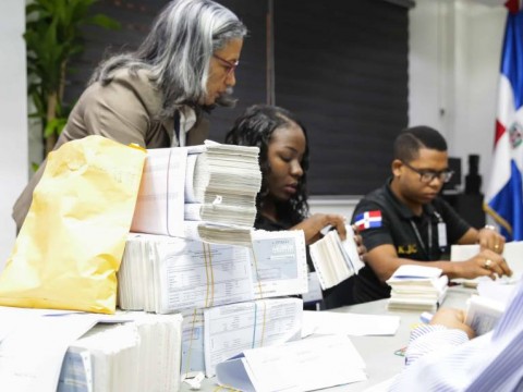 Gobierno comenz&oacute; a pagar regal&iacute;a pascual por los pensionados, militares, polic&iacute;as y empleados de la UASD