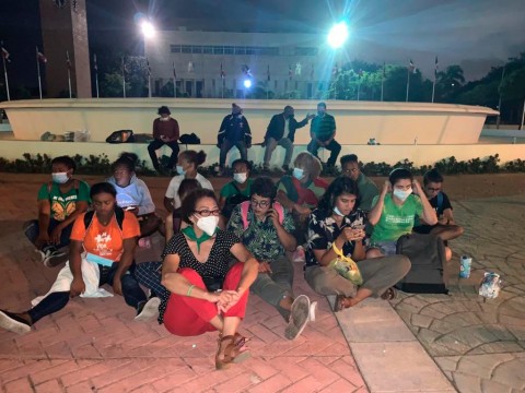 Activistas de las 3 causales se mantiene frente al Congreso Nacional