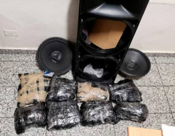 Ocupan ocho paquetes de presunta marihuana dentro de caj&oacute;n de m&uacute;sica en el AILA