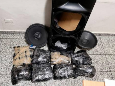 Ocupan ocho paquetes de presunta marihuana dentro de caj&oacute;n de m&uacute;sica en el AILA