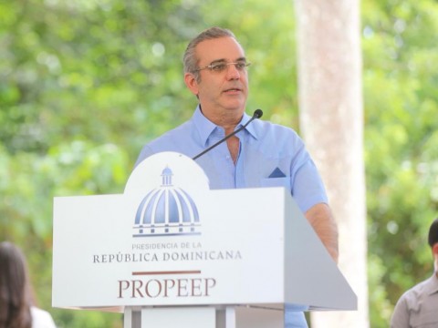 Abinader dice estudios y experiencia de otros pa&iacute;ses confirman tercera dosis es beneficiosa