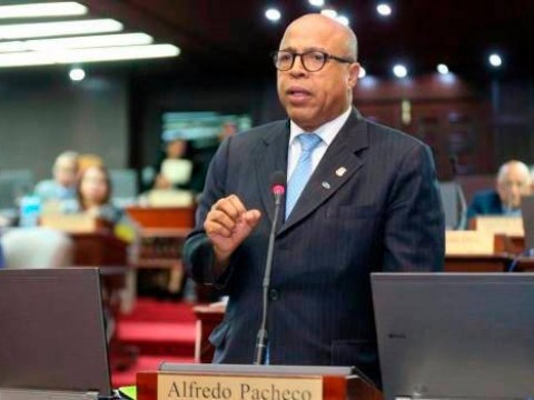 Alfredo Pacheco plantea endurecer las medidas de aislamiento social para frenar el COVID-19