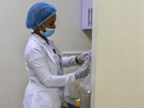 Rep&uacute;blica Dominicana, pionera en uso muestras de saliva para detectar COVID-19; FDA confirma validez de iniciativa