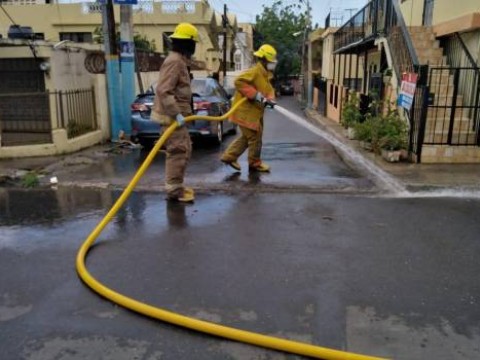 Desinfectan el ensanche La Paz, el sector con m&aacute;s casos confirmados de COVID-19